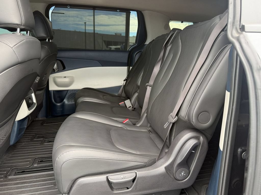 Used 2025 Kia Carnival EX FWD image 14