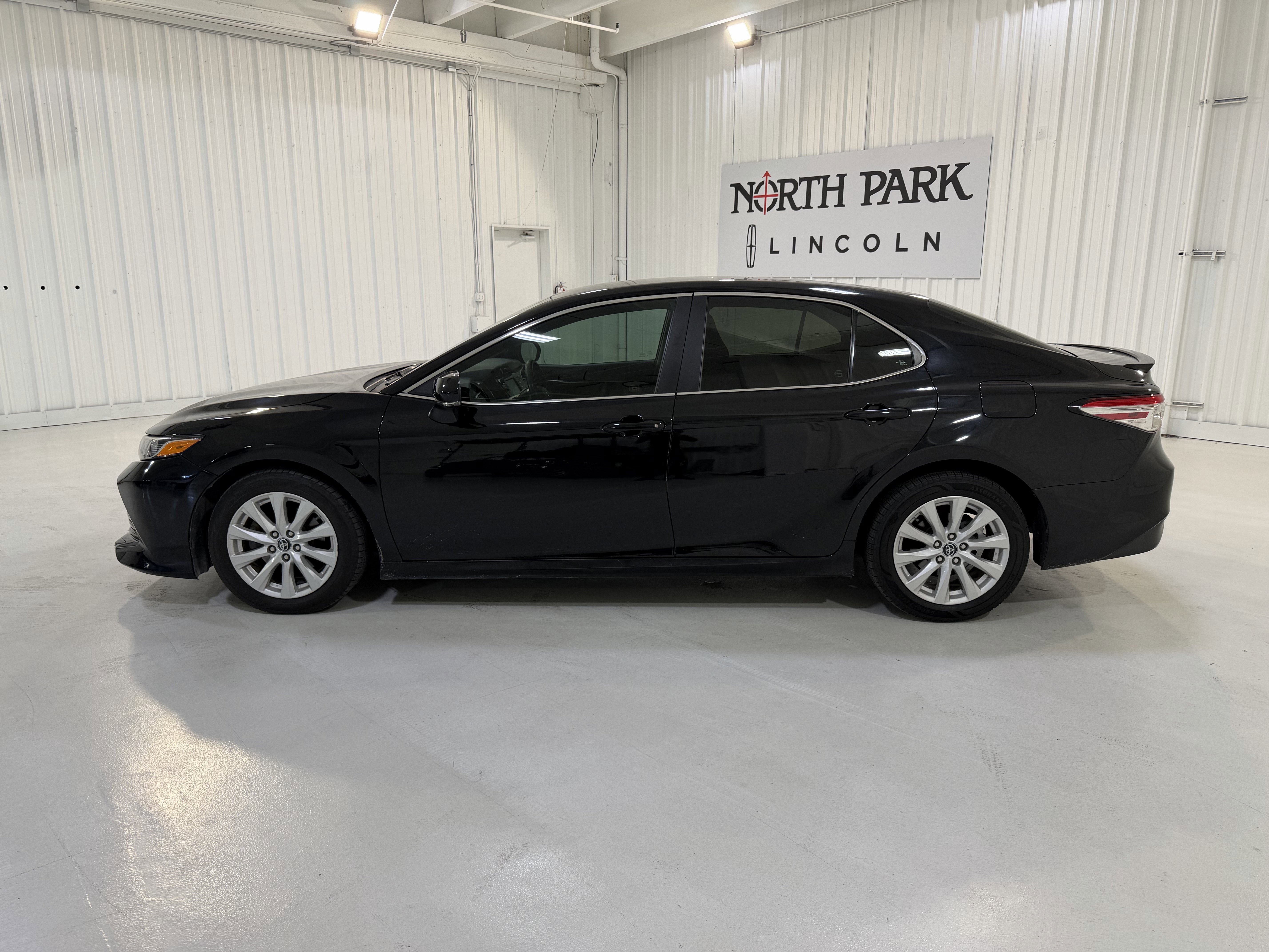 Used 2018 Toyota Camry LE w/ Convenience Package image 2