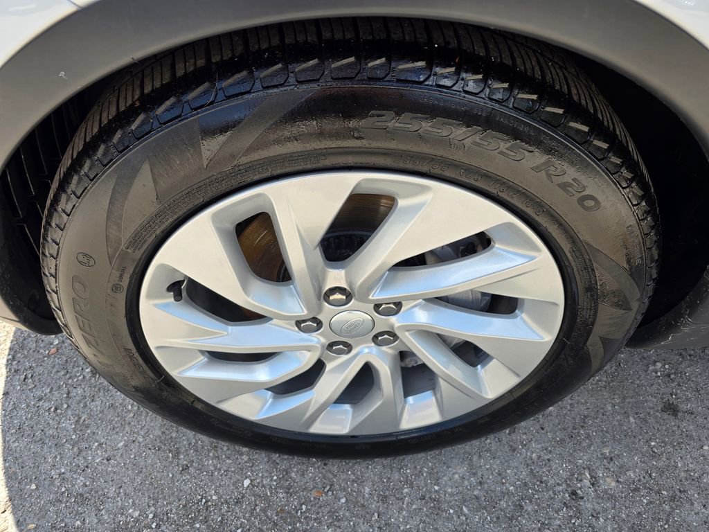 Used 2025 Land Rover Discovery S image 10