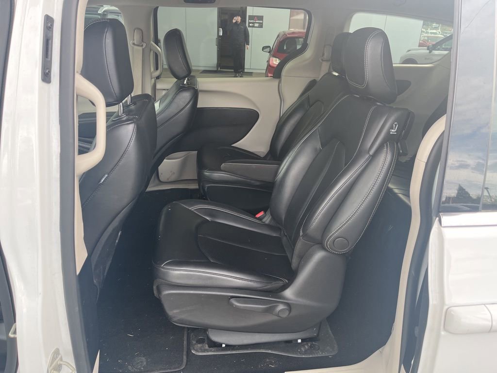 Used 2023 Chrysler Pacifica Touring-L image 8