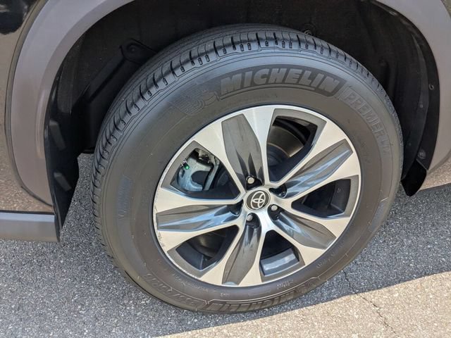 Used 2022 Toyota Highlander XLE FWD image 12