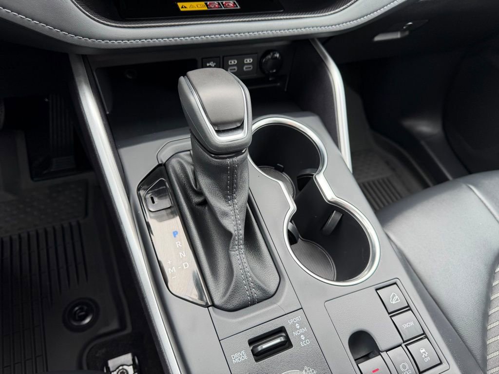 Used 2025 Toyota Highlander XSE AWD/4WD image 25