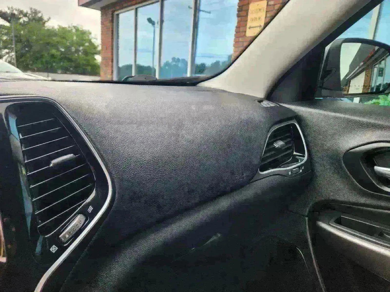 Used 2019 Jeep Cherokee Limited image 40