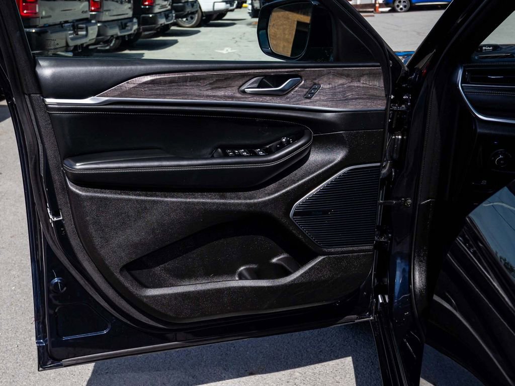 Used 2022 Jeep Grand Cherokee Overland AWD/4WD image 11