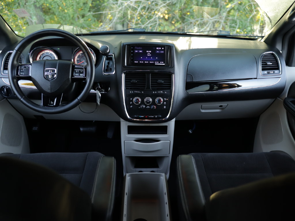 Used 2016 Dodge Grand Caravan SE FWD image 18