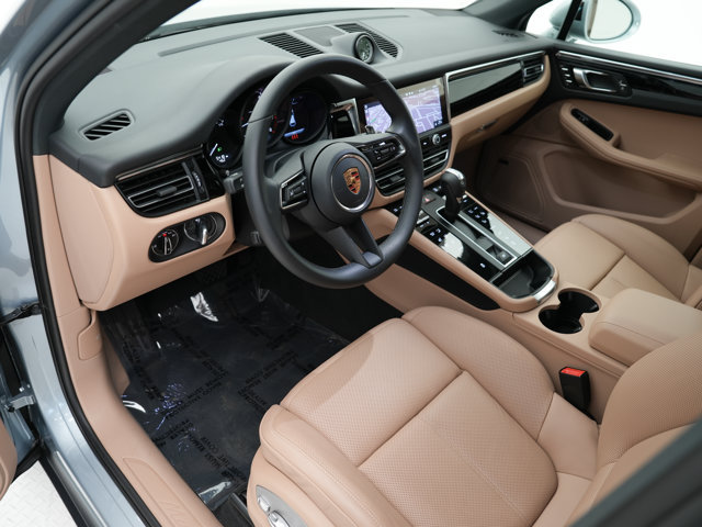 Certified 2026 Porsche Macan AWD/4WD image 4