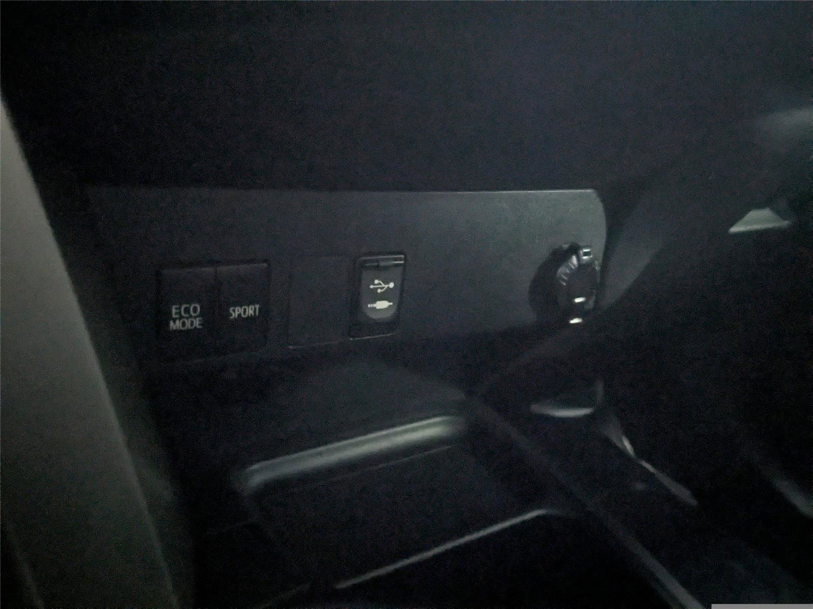 Used 2018 Toyota RAV4 LE image 17