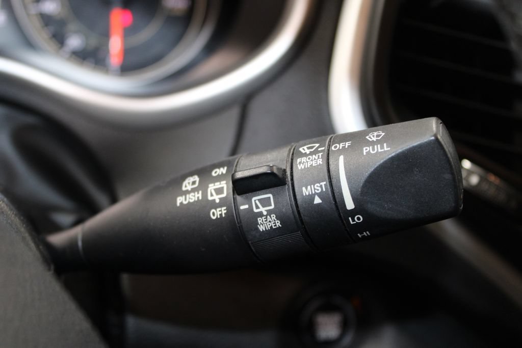 Used 2018 Jeep Cherokee Latitude Plus FWD image 31