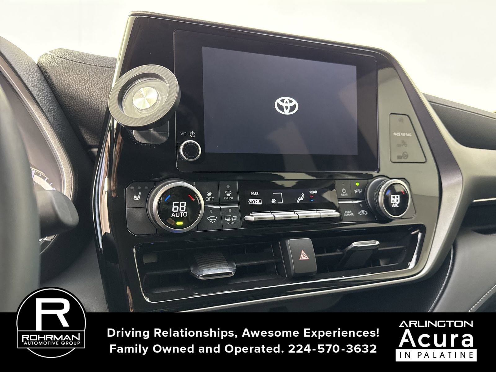 Used 2024 Toyota Highlander XLE AWD/4WD image 7