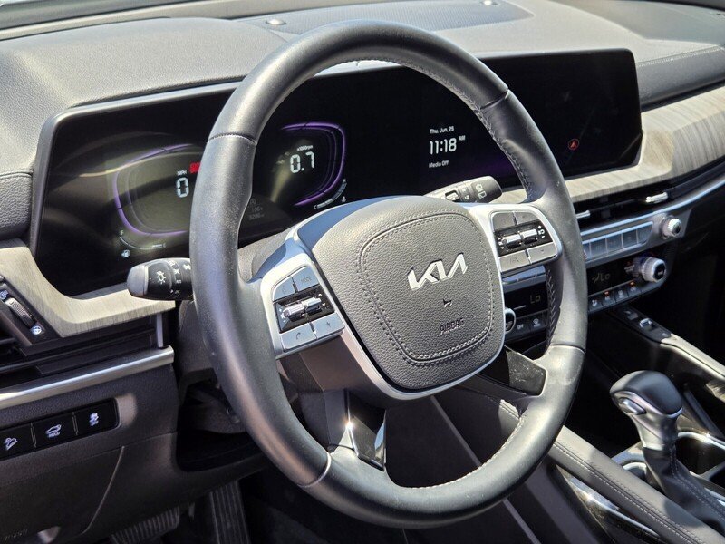 Certified 2025 Kia Telluride EX w/ EX Captain's Chair Package FWD image 17