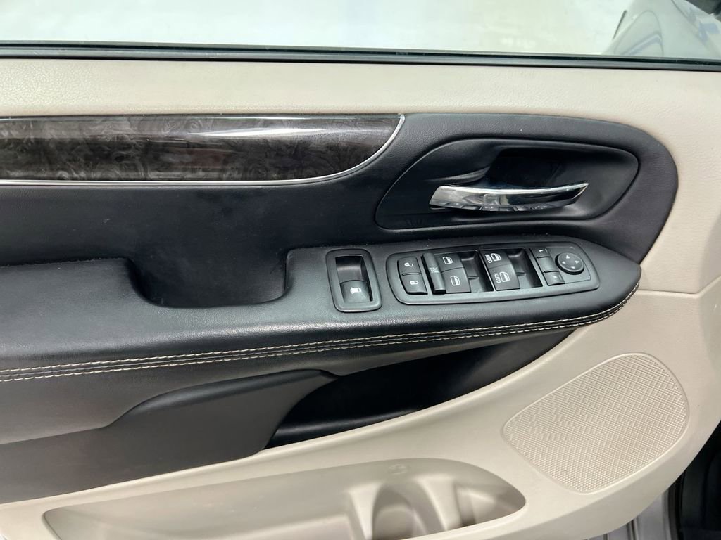 Used 2014 Chrysler Town & Country Touring FWD image 15