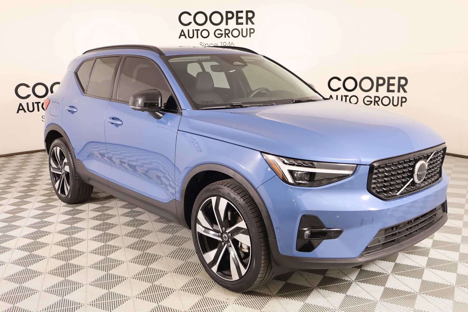 Used 2024 Volvo XC40 B5 Ultimate w/ Protection Package Premier image 1