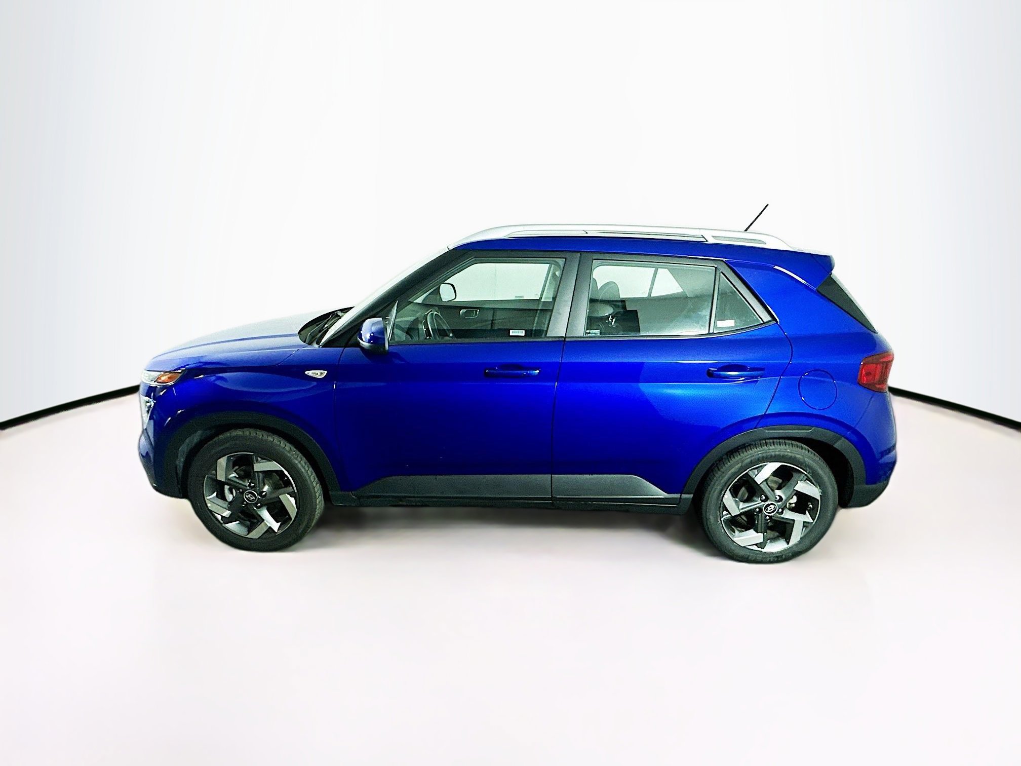 Used 2025 Hyundai Venue SEL FWD image 4