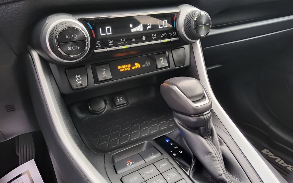 Used 2019 Toyota RAV4 XLE Premium w/ Cold Weather Package AWD/4WD image 14