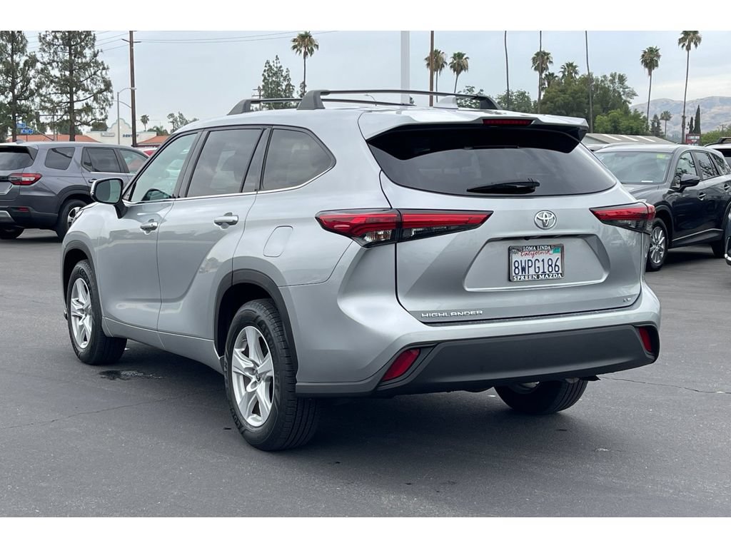 Used 2021 Toyota Highlander LE FWD image 4