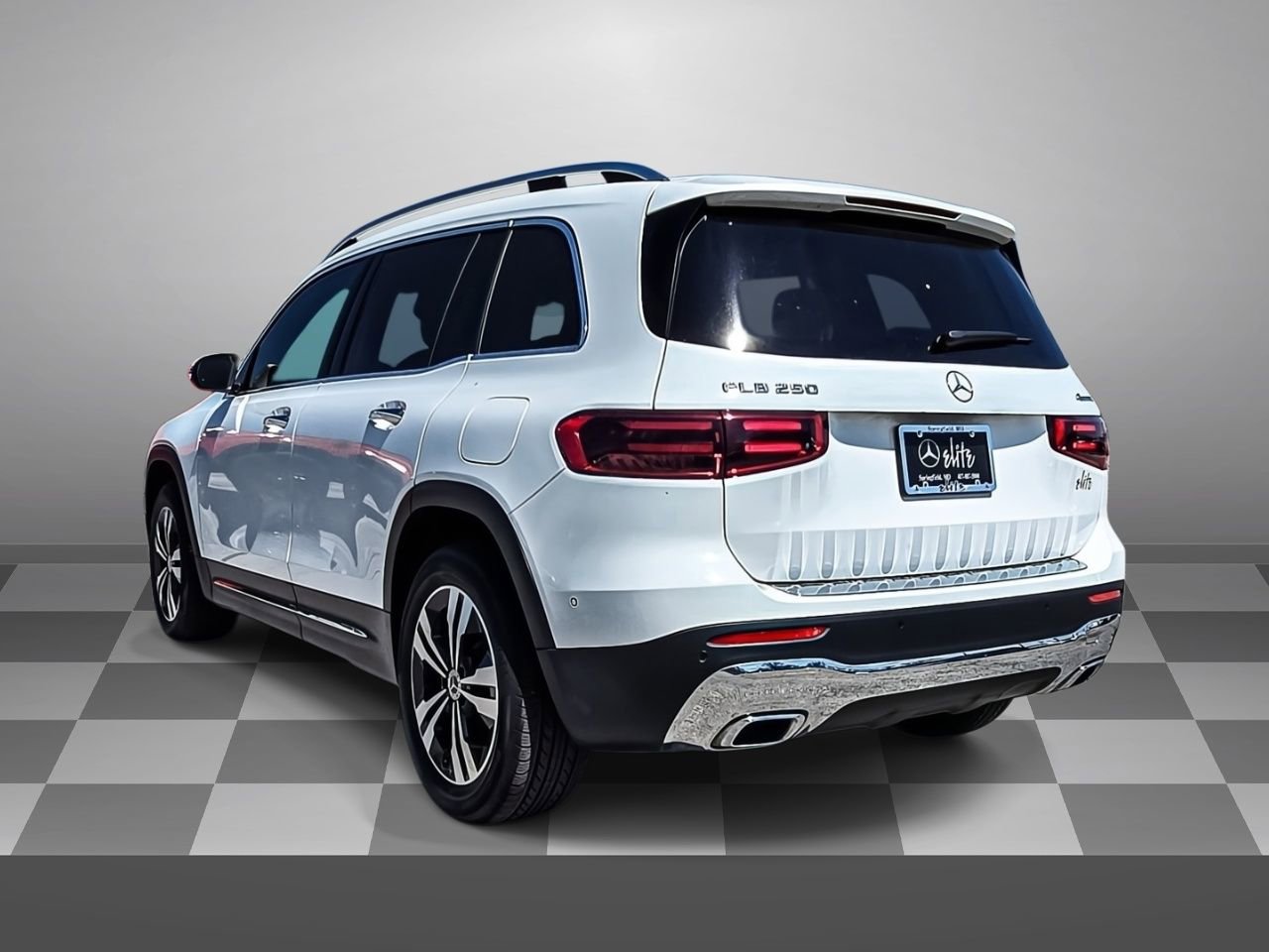 Used 2025 Mercedes-Benz GLB 250 4MATIC image 4