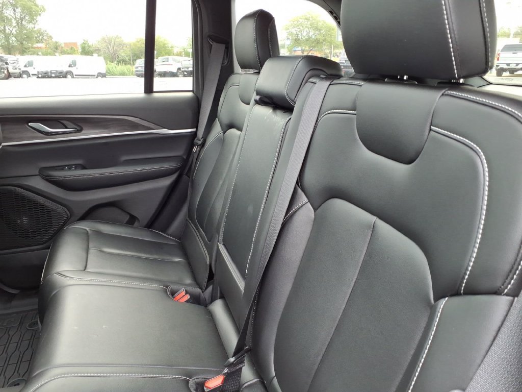 Used 2025 Jeep Grand Cherokee Limited w/ Black Appearance Package AWD/4WD image 17