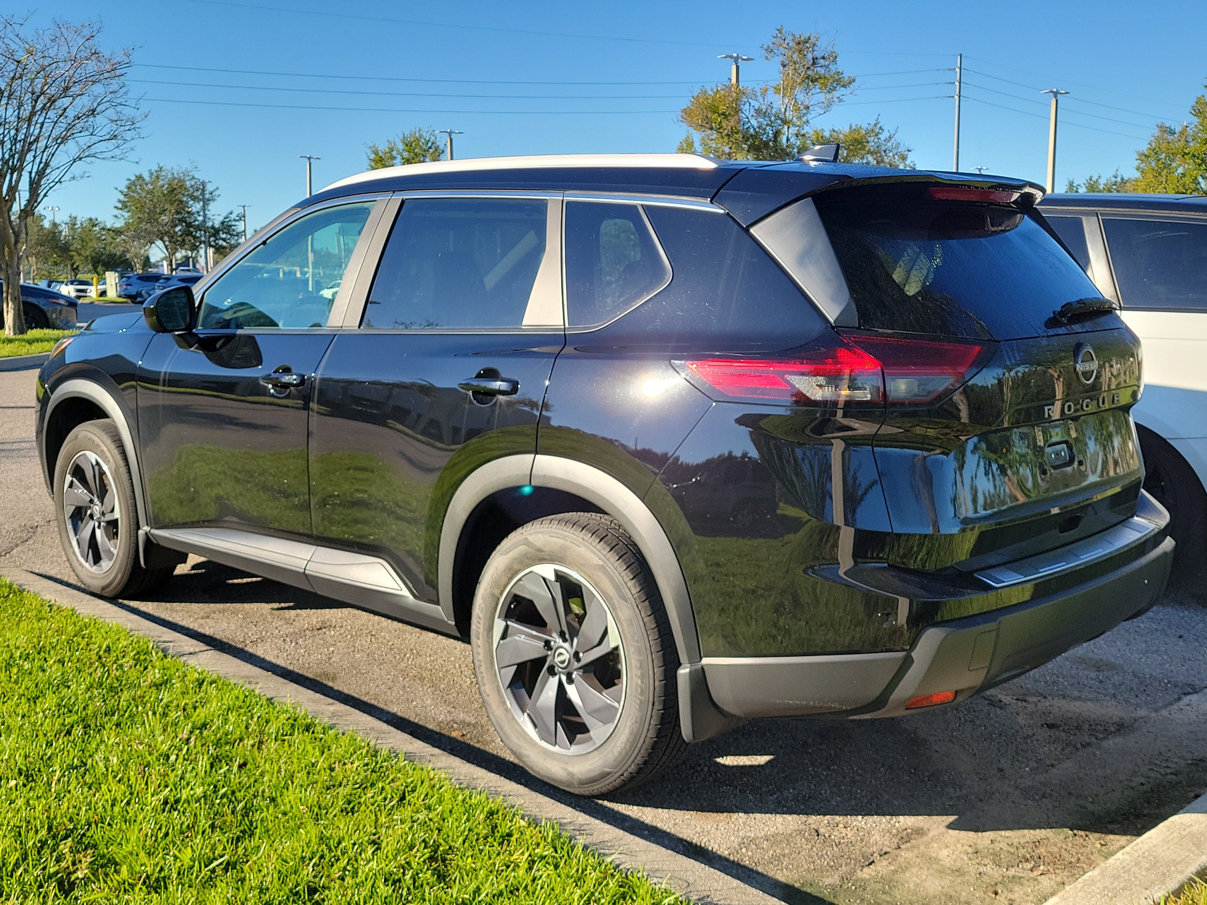 Certified 2025 Nissan Rogue SV w/ SV Premium Package FWD image 4