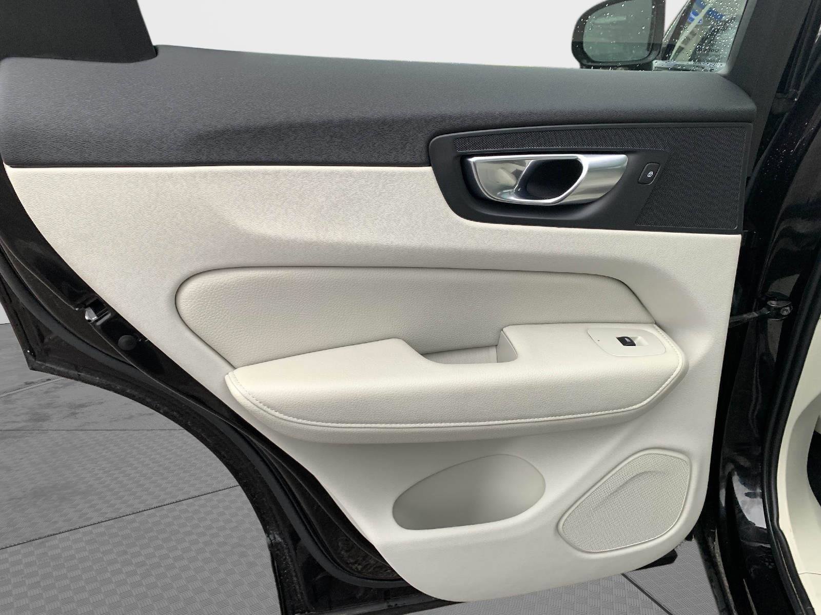 Used 2021 Volvo XC60 T6 Momentum w/ Premium Package image 37