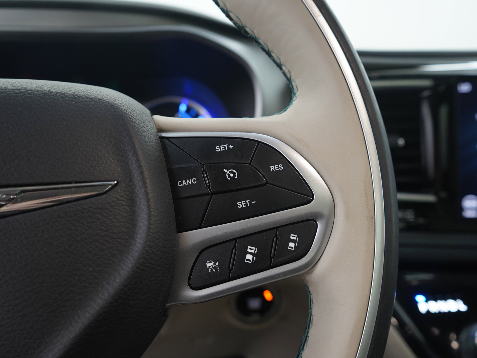 Used 2018 Chrysler Pacifica Limited w/ Advanced Safetytec Group FWD image 29