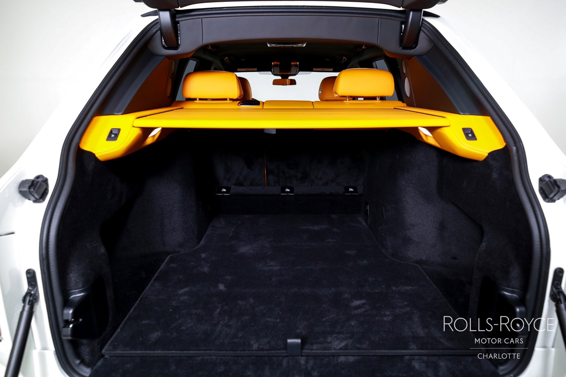 Used 2025 Rolls-Royce Cullinan Black Badge image 24