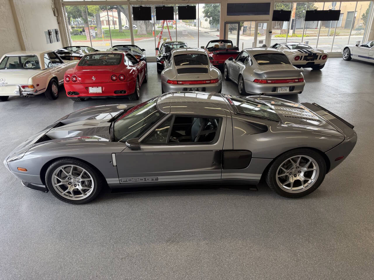 Used 2006 Ford GT RWD image 16
