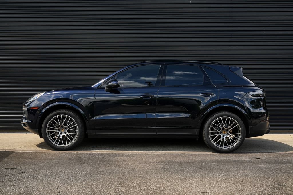 Certified 2023 Porsche Cayenne Platinum Edition AWD/4WD image 2
