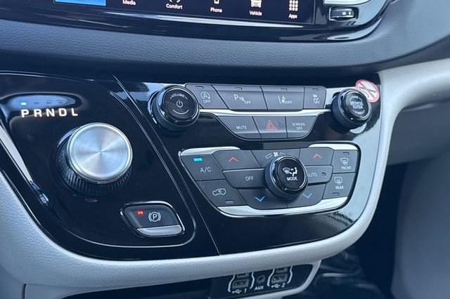 Used 2023 Chrysler Pacifica Touring-L image 28