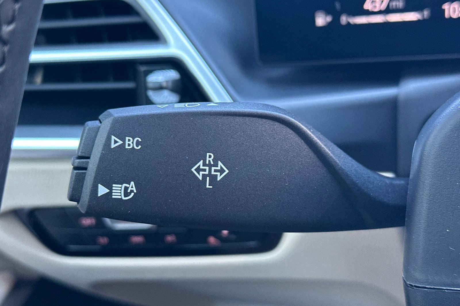 Used 2025 BMW 330i Sedan w/ Premium Package image 32