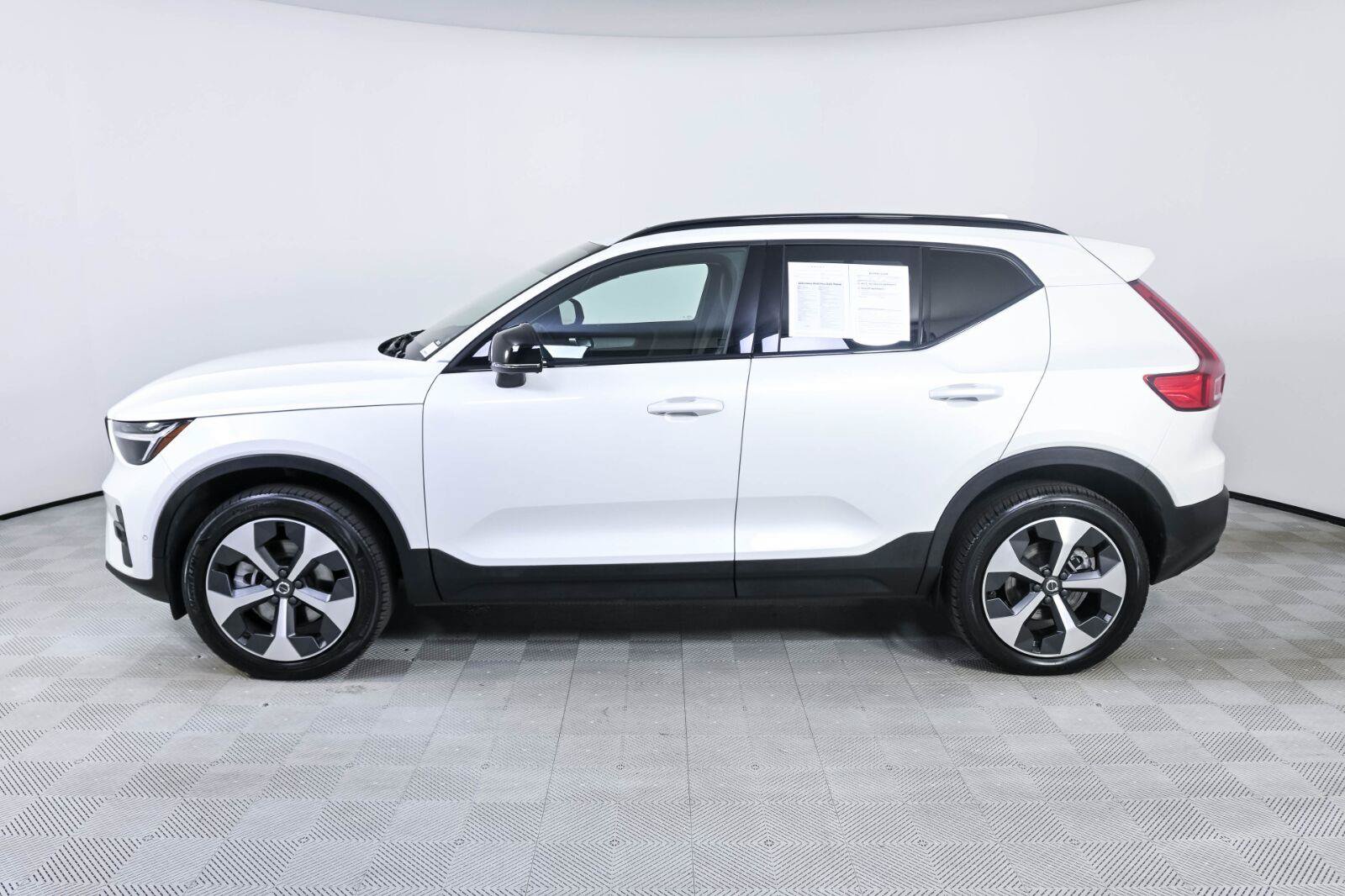 Certified 2023 Volvo XC40 B5 Plus w/ Climate Package AWD/4WD image 2