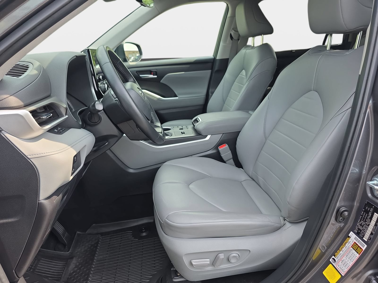 Used 2023 Toyota Highlander XLE FWD image 16