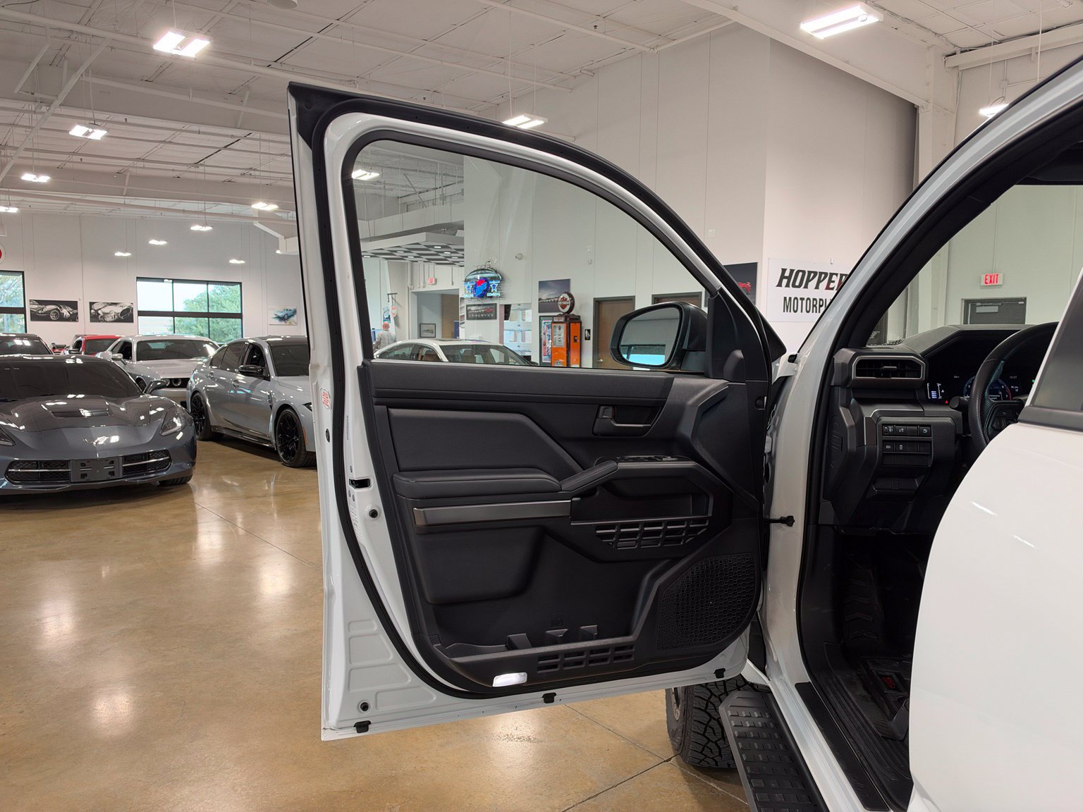 Used 2025 Toyota 4Runner SR5 AWD/4WD image 10