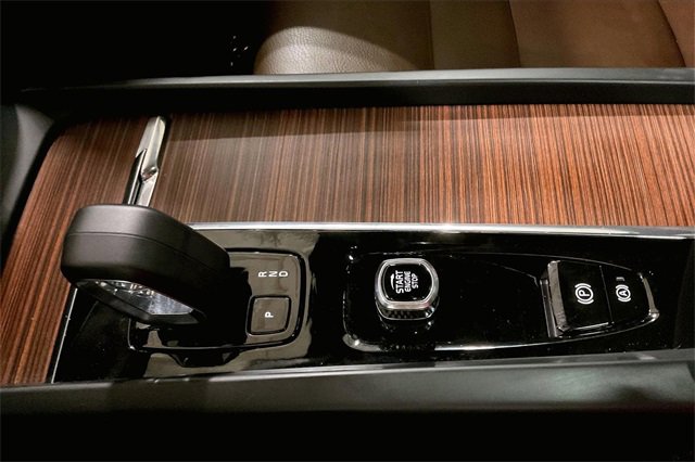 Certified 2025 Volvo V60 B5 Cross Country Plus image 32