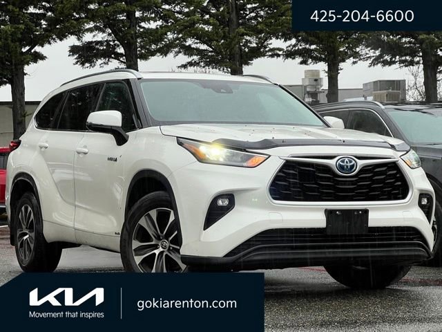 Used 2021 Toyota Highlander XLE AWD/4WD image 1
