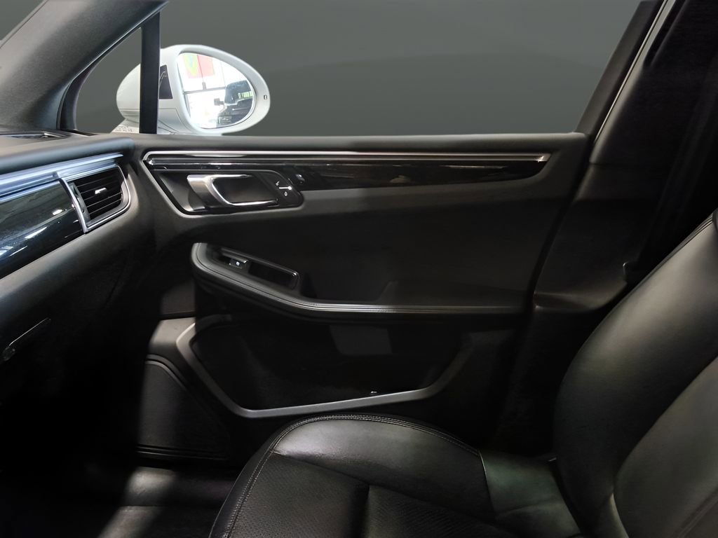 Used 2018 Porsche Macan w/ Premium Package image 16