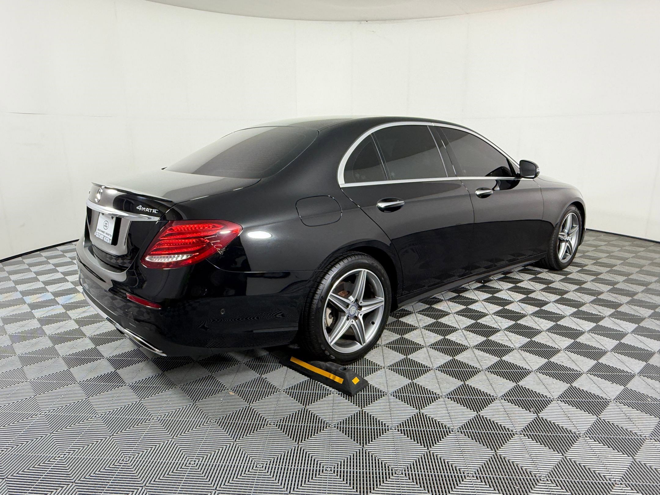 Used 2017 Mercedes-Benz E 300 4MATIC image 9