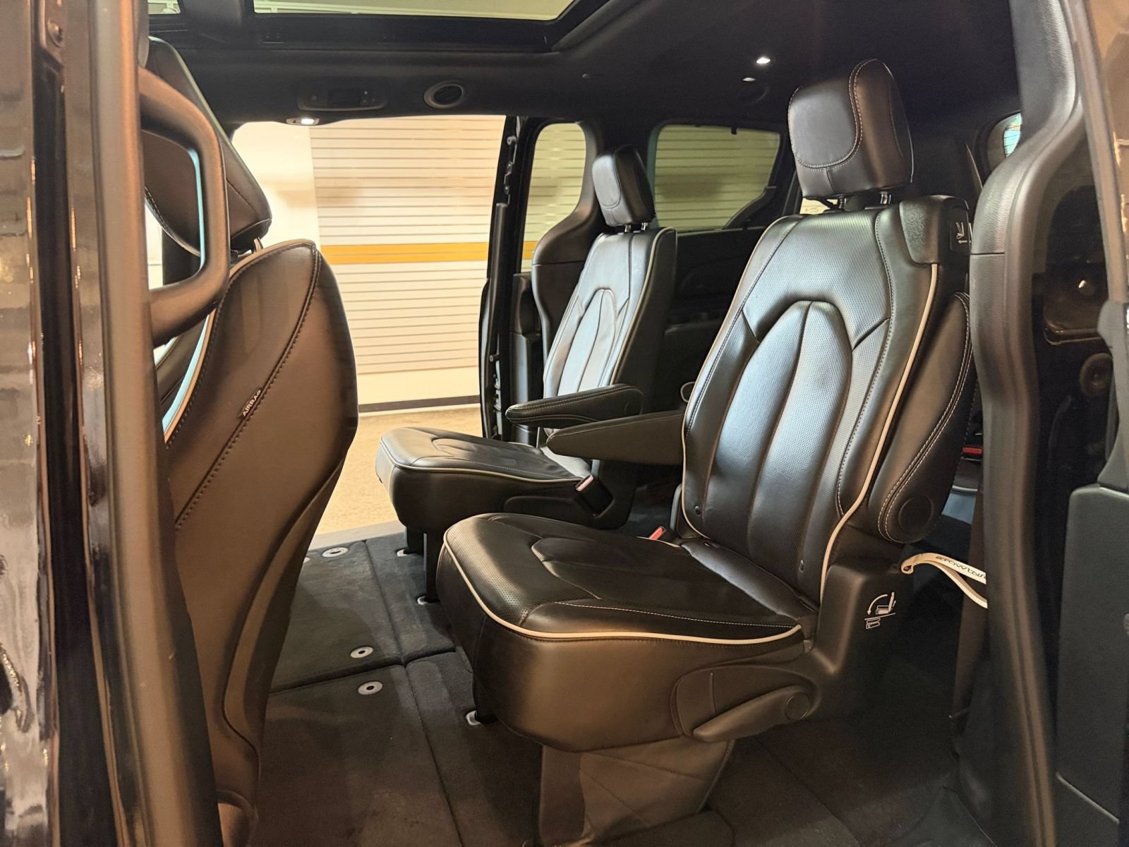 Used 2025 Chrysler Pacifica Limited FWD image 27