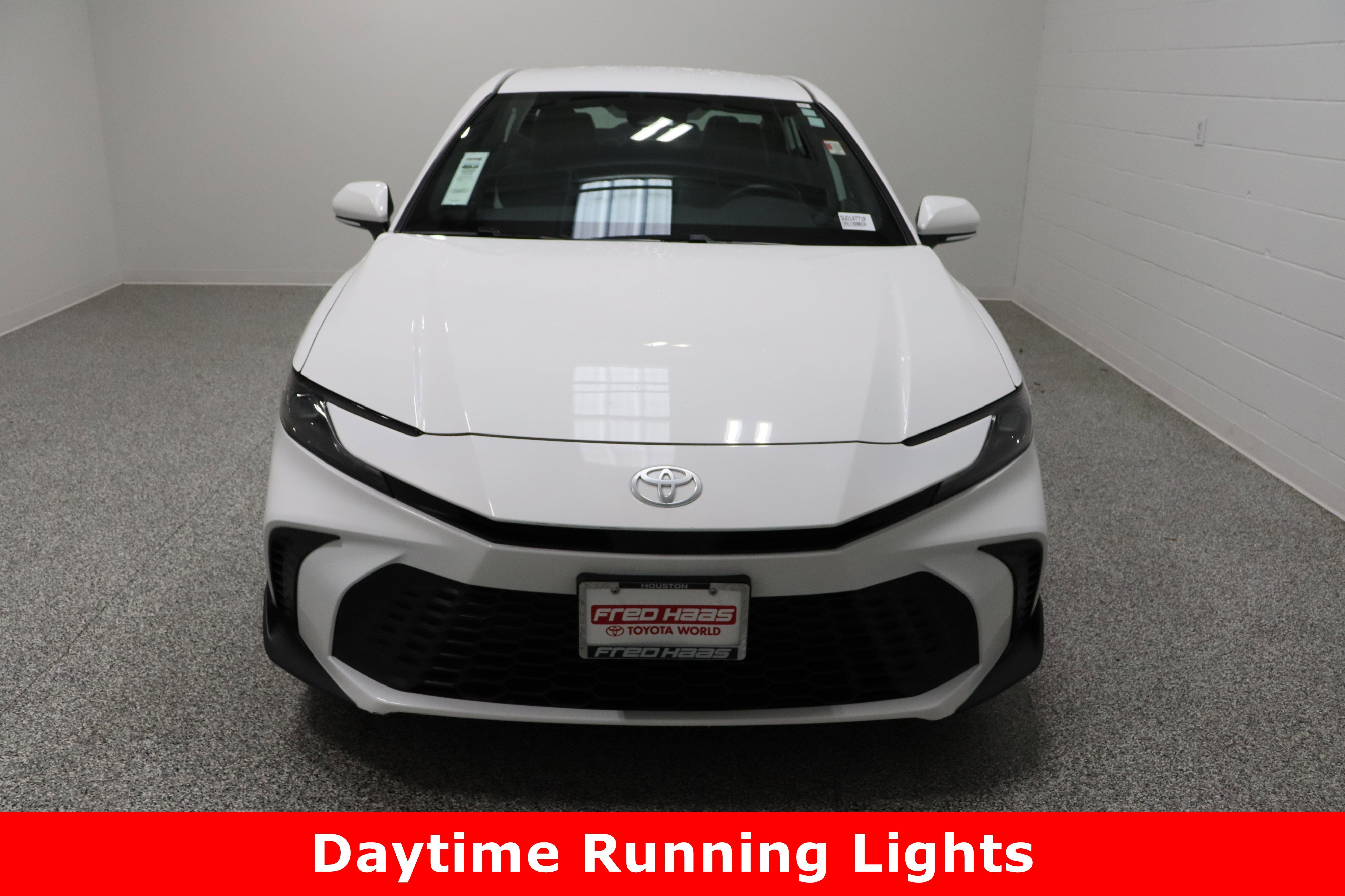 Used 2025 Toyota Camry SE image 3