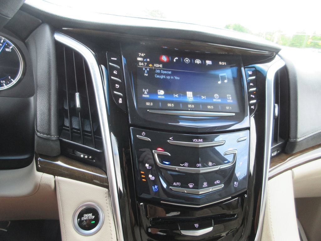 Certified 2018 Cadillac Escalade Luxury w/ LPO, Radiant Package AWD/4WD image 33