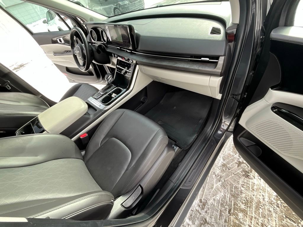Used 2024 Kia Carnival EX image 32