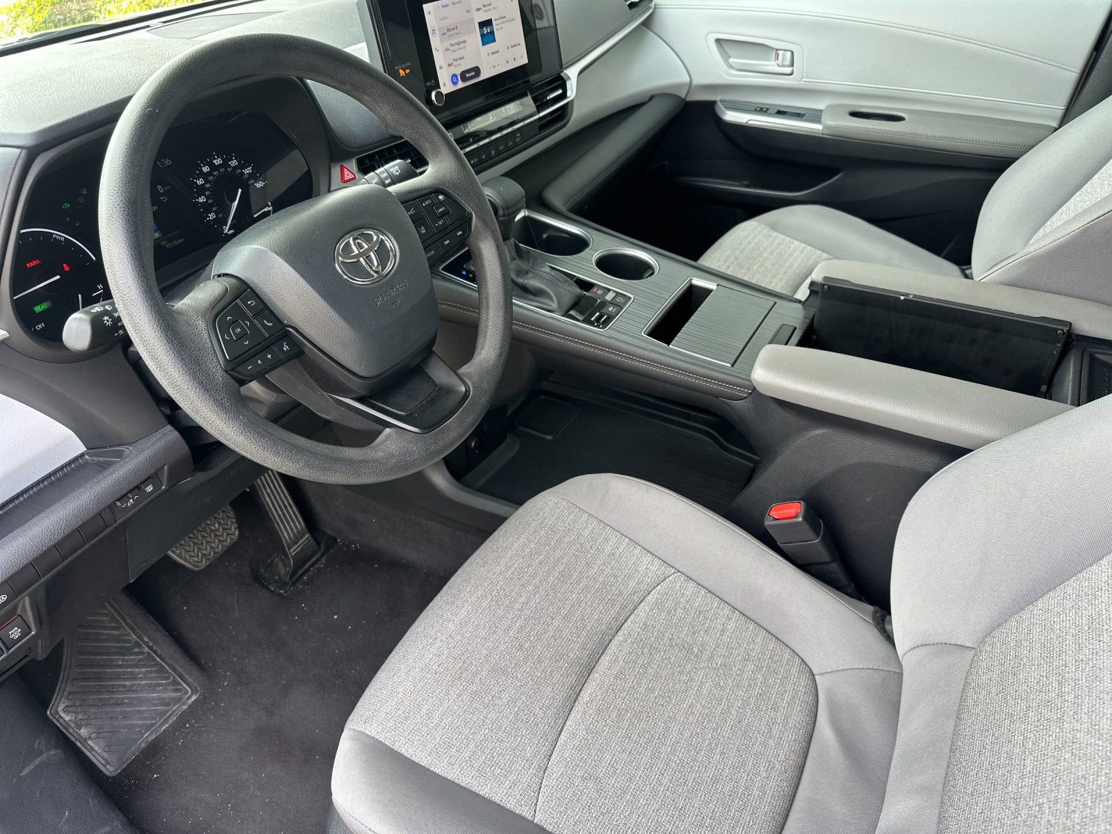 Used 2025 Toyota Sienna LE image 9