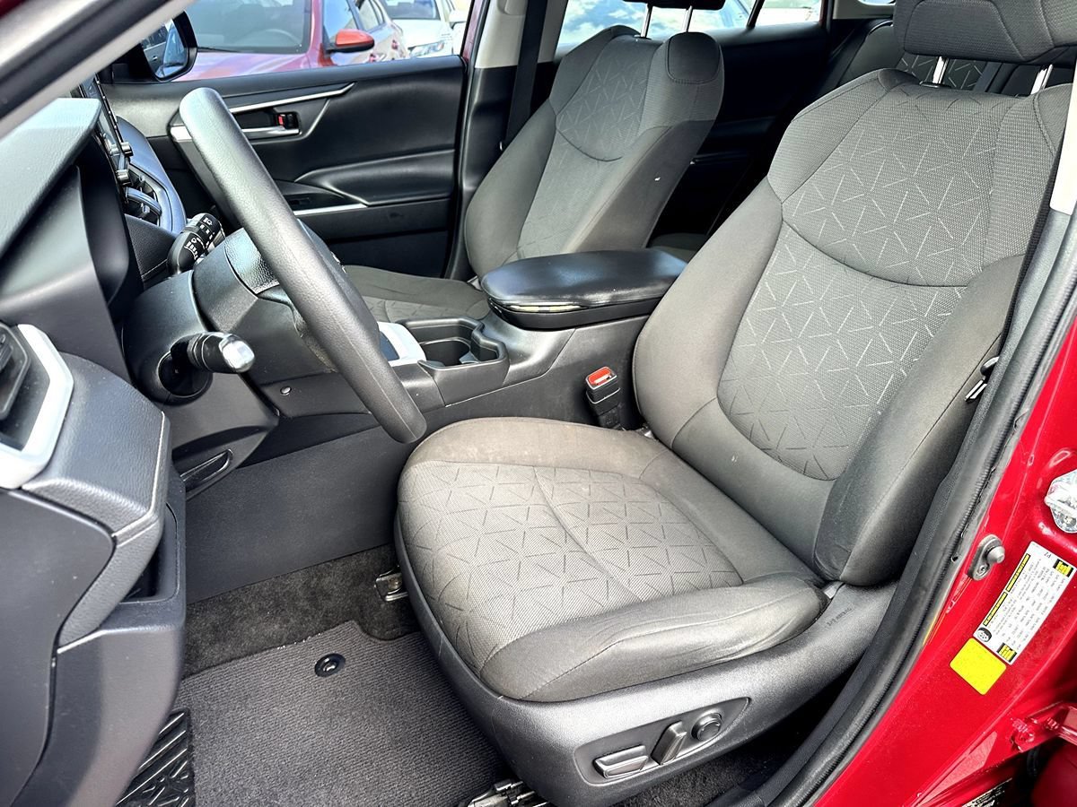 Used 2021 Toyota RAV4 XLE w/ Convenience Package FWD image 13