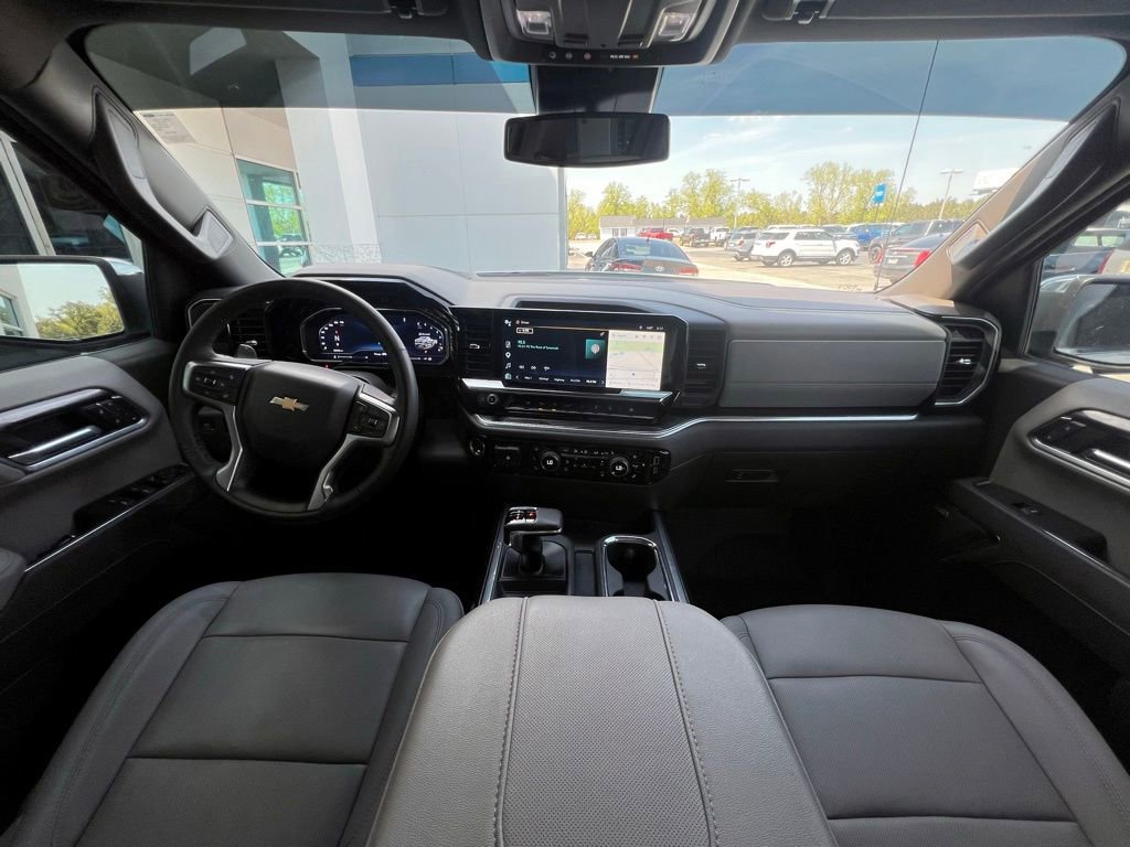 Used 2025 Chevrolet Silverado 1500 LTZ AWD/4WD image 2