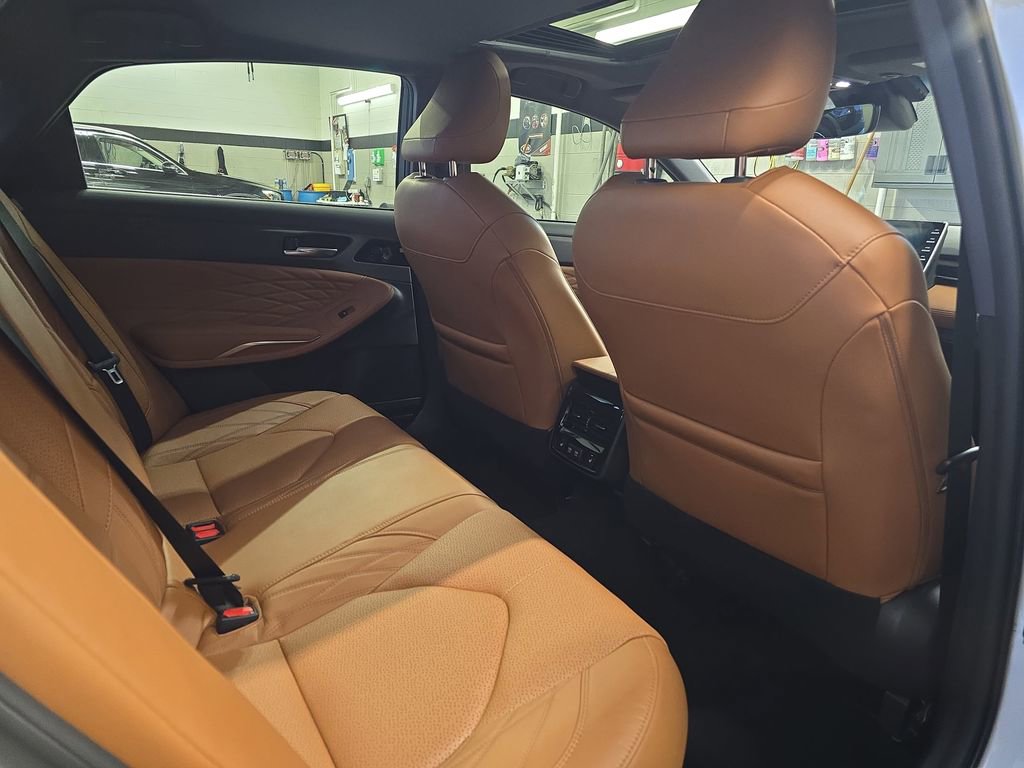 Used 2020 Toyota Avalon Limited image 11