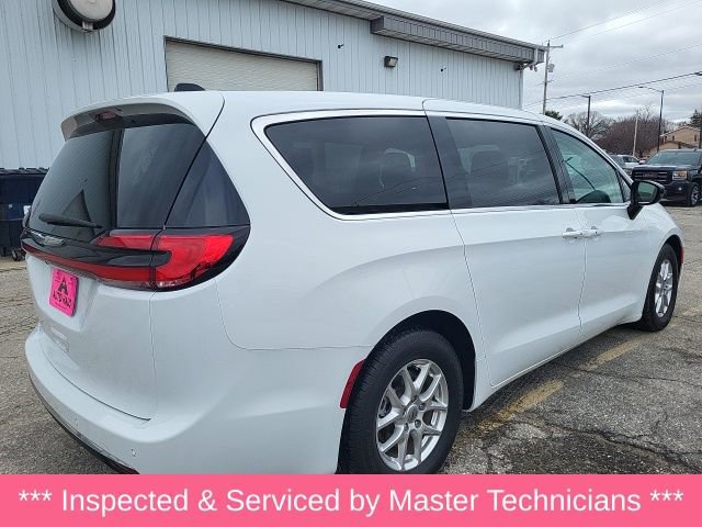 Used 2024 Chrysler Pacifica Touring-L image 9