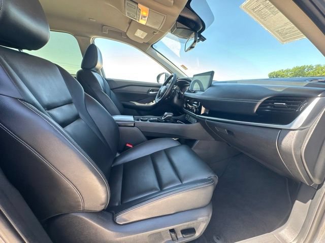 Used 2025 Nissan Rogue SL AWD/4WD image 16