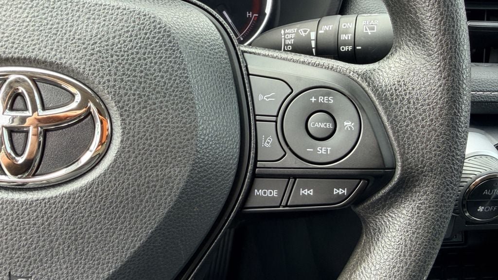 Used 2025 Toyota RAV4 XLE FWD image 19