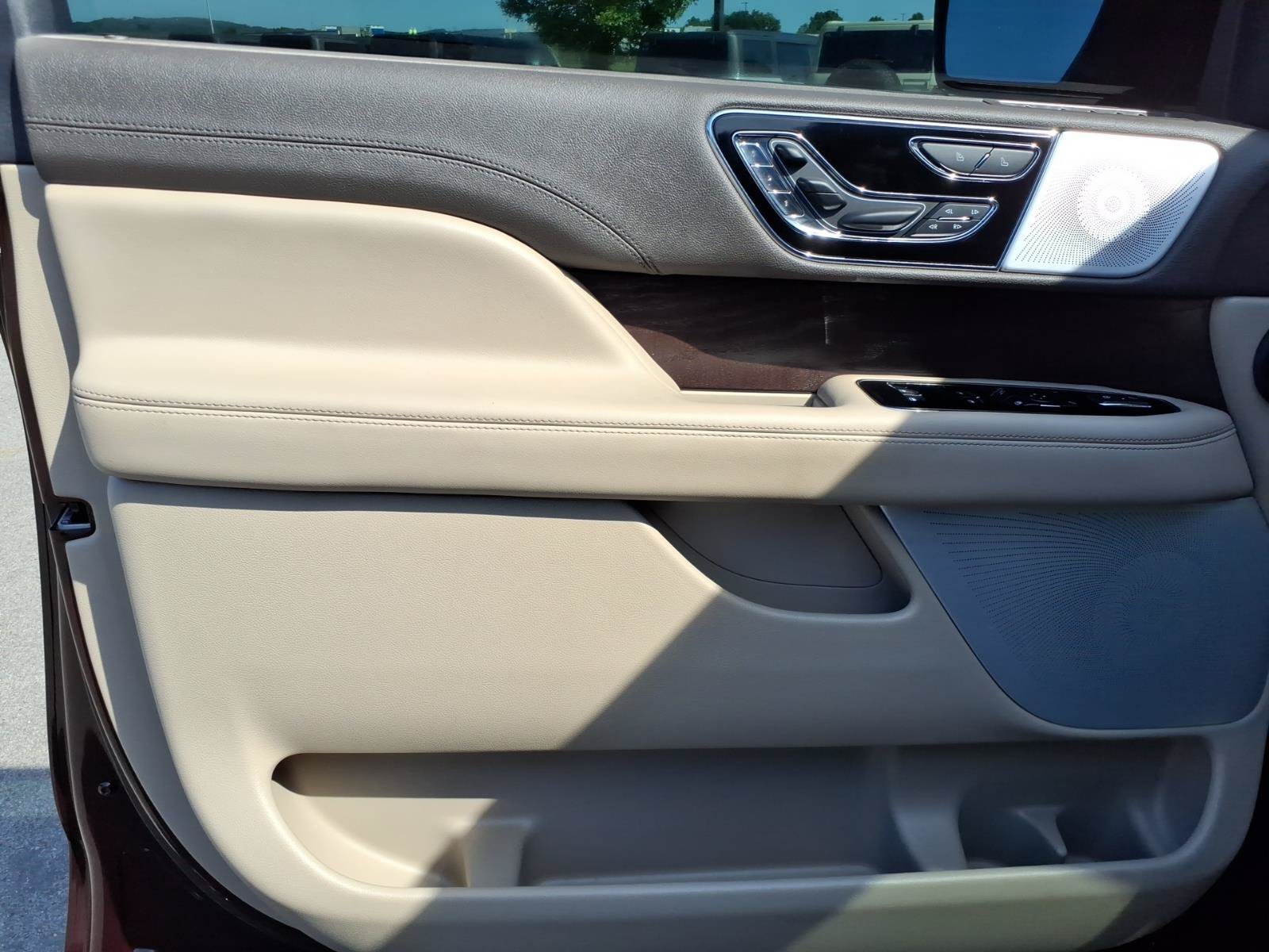 Used 2024 Lincoln Navigator L Reserve AWD/4WD image 11