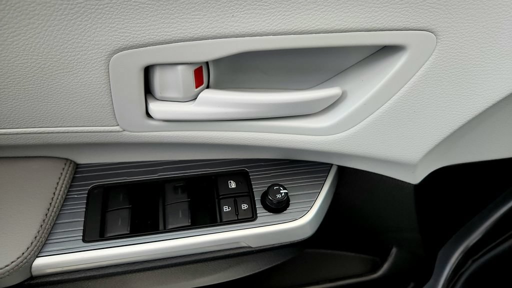 Certified 2025 Toyota Sienna LE AWD/4WD image 25