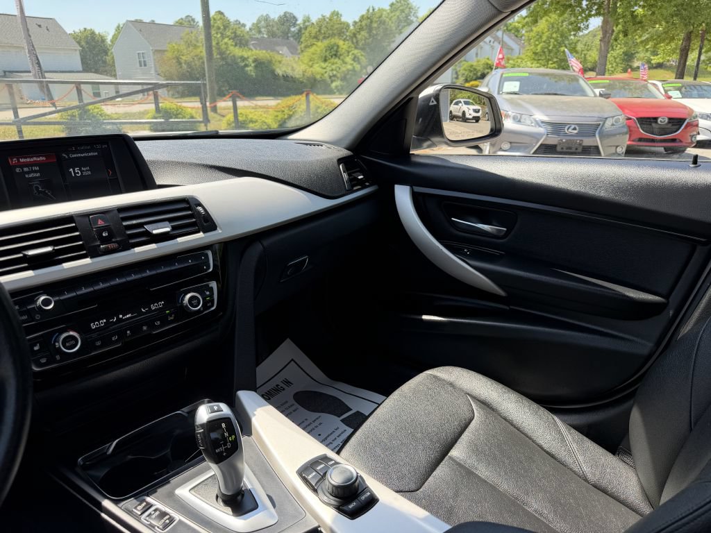 Used 2018 BMW 320i xDrive Sedan AWD/4WD image 13